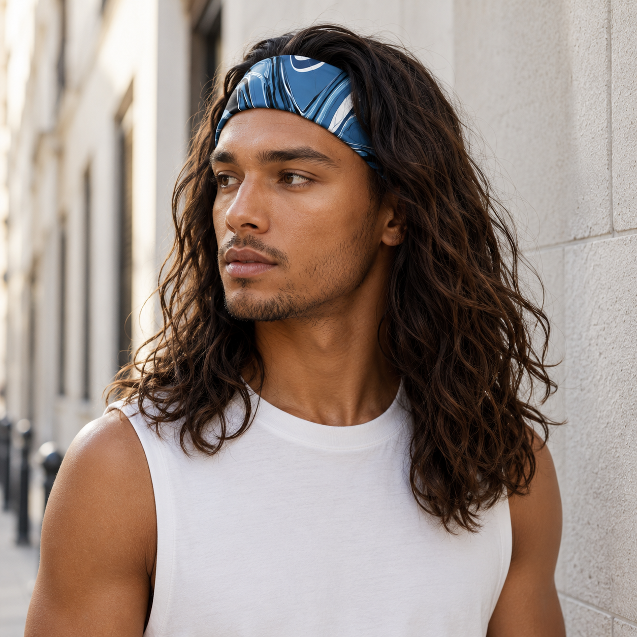 homme avec un bandeau pour maintenir ses cheveux longs